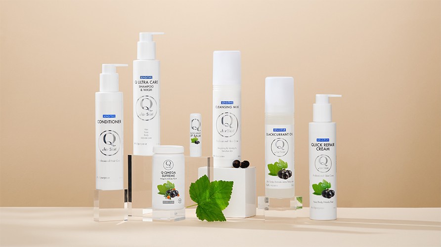 Sju utvalda produkter ur Q for Skins sortiment str uppradade framfr en beige bakgrund. 